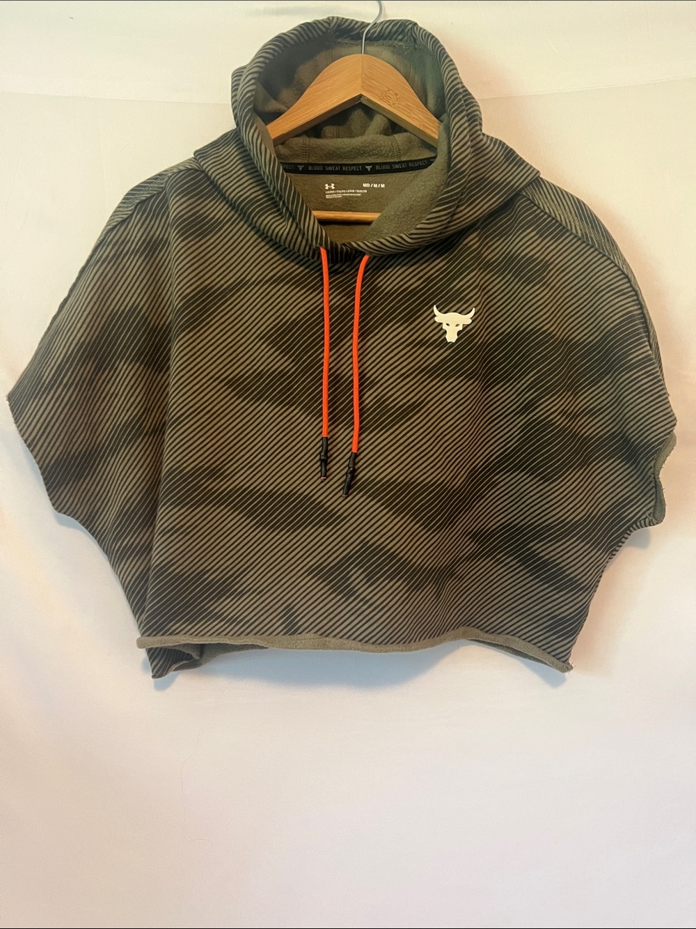 Under Armour Project Rock Cropped Fleece Hoodie Womens M Green Camo Short Sleeve